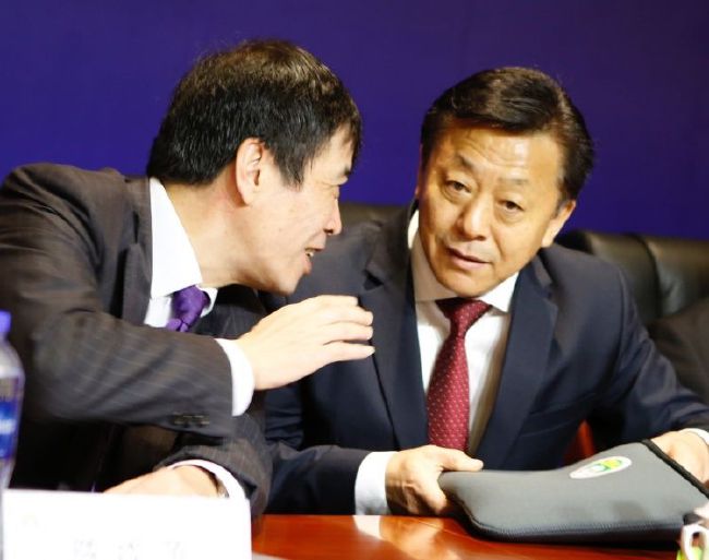 哥谭市从过往的辉煌转入衰败，变得犯罪丛生藏污纳垢，黑暗成了它深入骨髓的底色